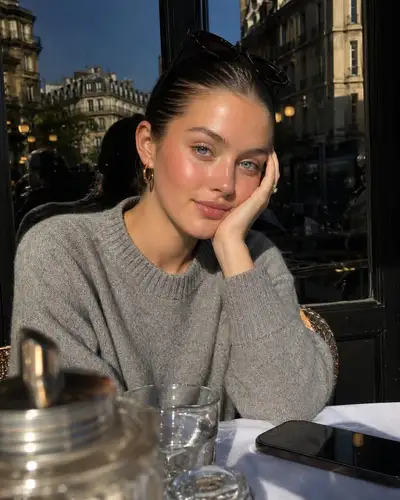 Golden-Hour-Porträt in einem Pariser Café