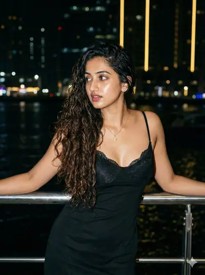 Prompt JSON de portrait glamour nocturne en bord de mer
