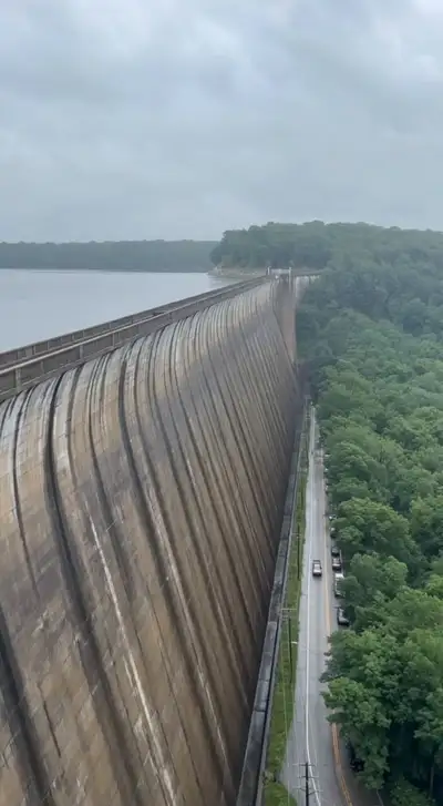 Vídeo vertical de iPhone em um mirante de barragem