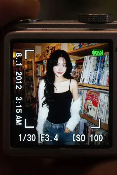 Nostalgic Digicam LCD Screen Photo Prompt
