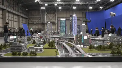 Handheld-Video der Zerstörung einer Miniaturstadt Tokio