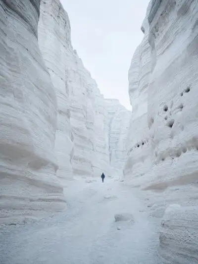 Guia de esboço colorido transformado em talhe de cânion e rio glacial