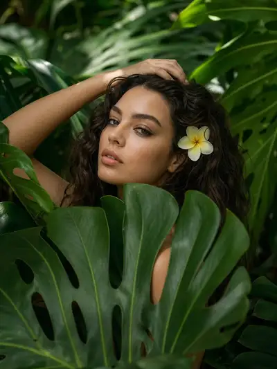 Retrato tropical com flor de frangipani