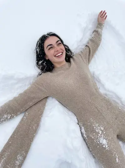 Retrato invernal de ángel de nieve