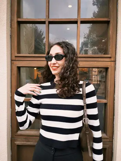 Verwandle dieses Foto in eine Mode-Illustration im Vogue-Stil, unter Beibehaltung der Identität