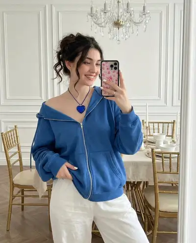 Elegant Mirror Selfie Image Prompt