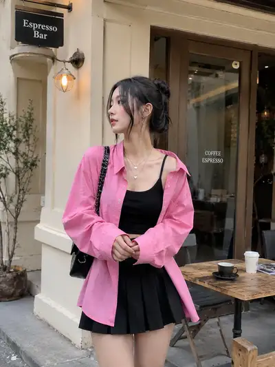 Mode-Editorial-Frau im Espresso-Café