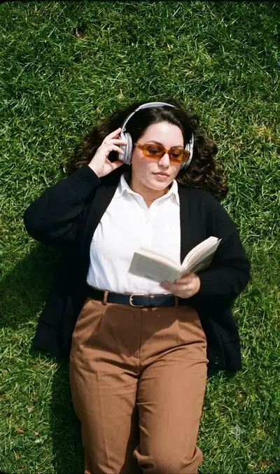 Photo éditoriale rétro lifestyle en extérieur, lecture sur l'herbe