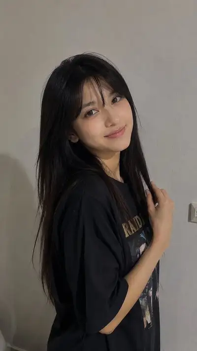 Ultra-Realistic Casual Smartphone Photo of Young Woman