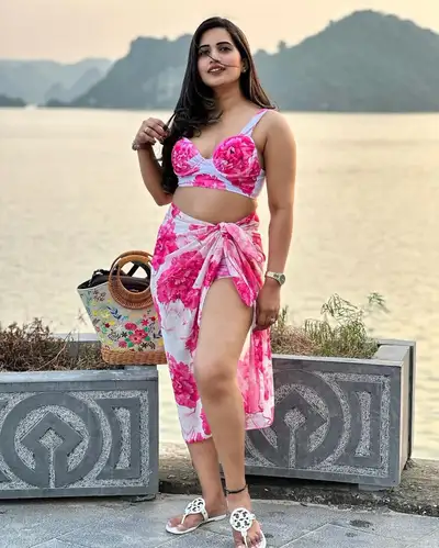Fotorealistisches Ganzkörperporträt mit Blumen-Bikini