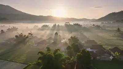 Vila de montanha indonésia ao amanhecer, vídeo cinematográfico