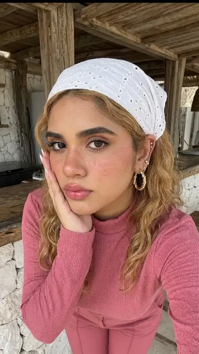 Ultrarealistisches Porträt einer Frau mit Bandana