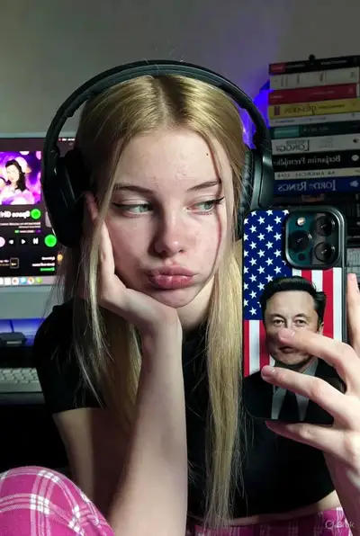 Selfie realista frente al espejo con auriculares y libros