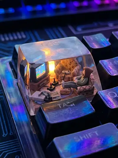 Miniatur-Wohnzimmerszene der 90er in einer ESC-Taste