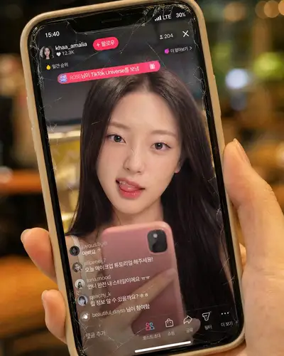 Hyperrealistische Nahaufnahme eines gesprungenen iPhones im TikTok-Live