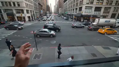 Virale Smartphone-Illusion, den Verkehr vom Fenster aus zu steuern