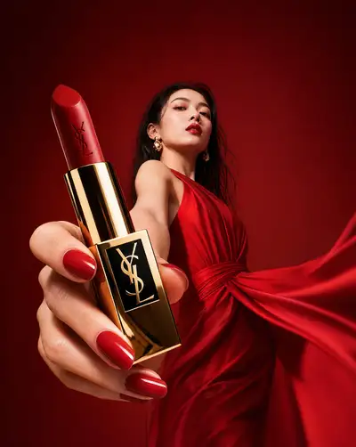 Affiche publicitaire de rouge à lèvres de luxe avec produit tendu à la caméra