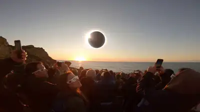 Eclipse Crowd Chaos Found Footage Video Prompt
