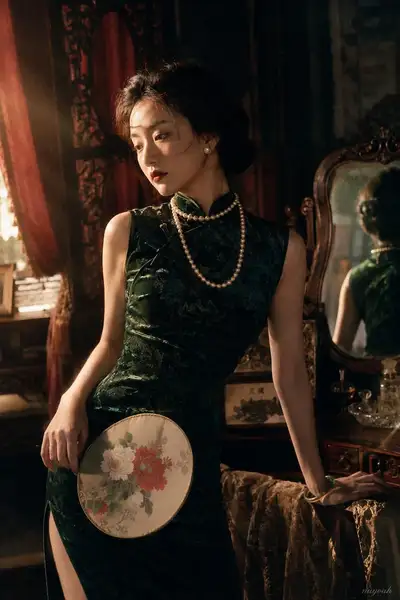 Photographie de portrait vintage en qipao façon Hong Kong