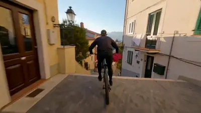 Descente cinématographique en VTT à travers Guanajuato avec Kling AI