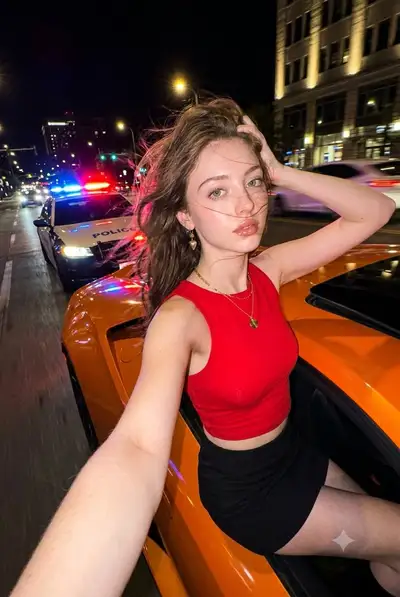 Y2K-Schiebedach-Selfie in einem Sportwagen mit Polizeilichtern