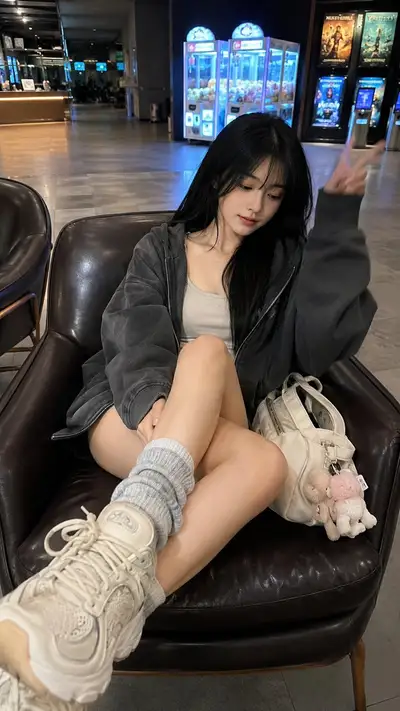 Prompt de retrato de estilo de vida en el lobby de un cine con transferencia de pose