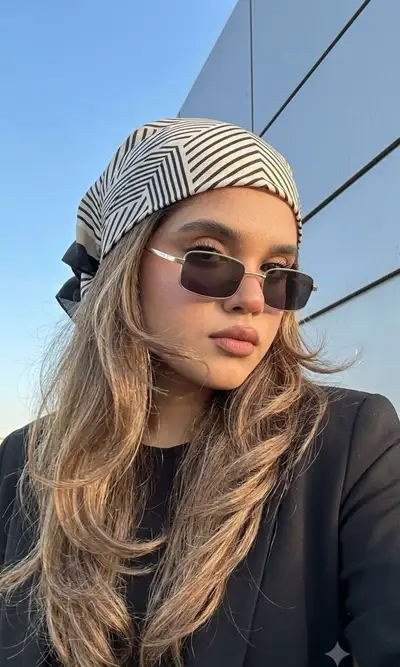 Elegant Headscarf Fashion Selfie Prompt