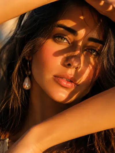 Portrait beauté en gros plan avec jeu d'ombres dramatique à l'heure dorée