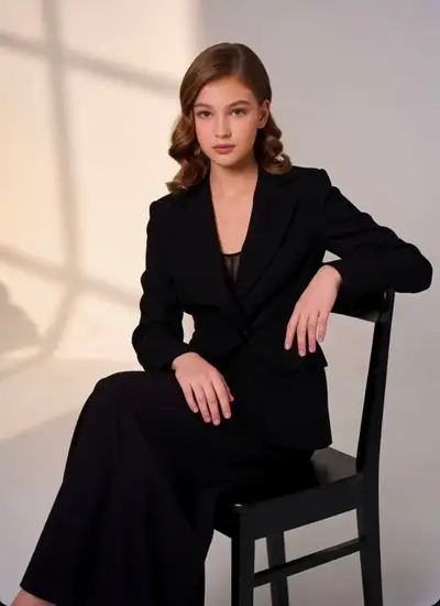 Portrait en studio avec blazer noir ajusté et jupe