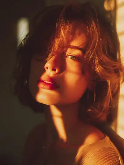 Retrato cinematográfico em close-up de uma bela mulher com corte bob curto e ondulado, castanho