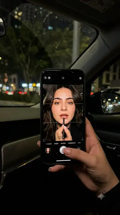 Selfie nocturne en voiture avec visage révélé sur l'écran du téléphone