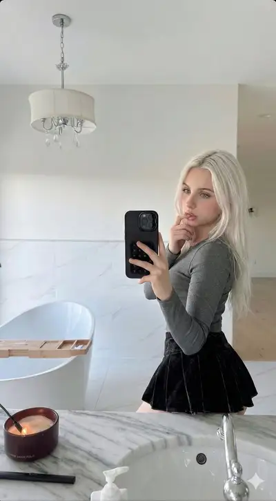 Fotorrealista selfie en el espejo, escena de baño