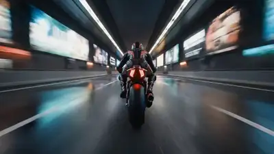 Course poursuite en moto néon dans un tunnel