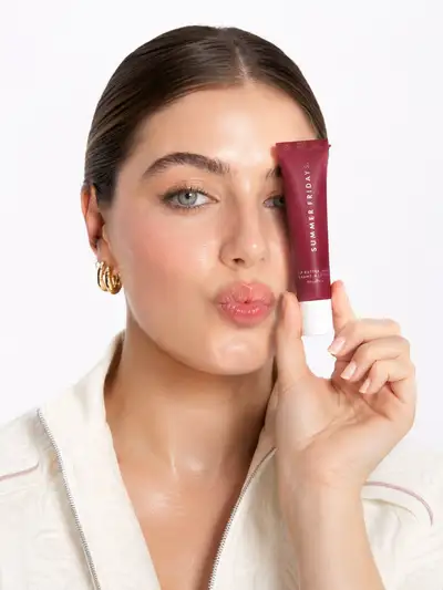 Primer plano de campaña de belleza de lujo sosteniendo un producto cerca de un ojo