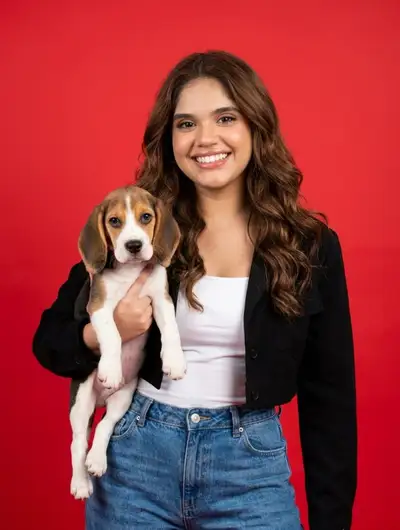 Studio-Porträt einer Frau mit Beagle