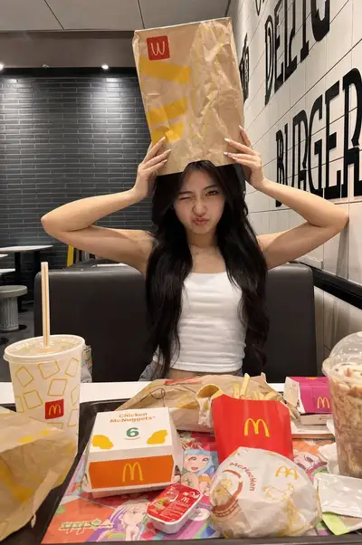 マクドナルド風の遊び心あるファストフードブース写真