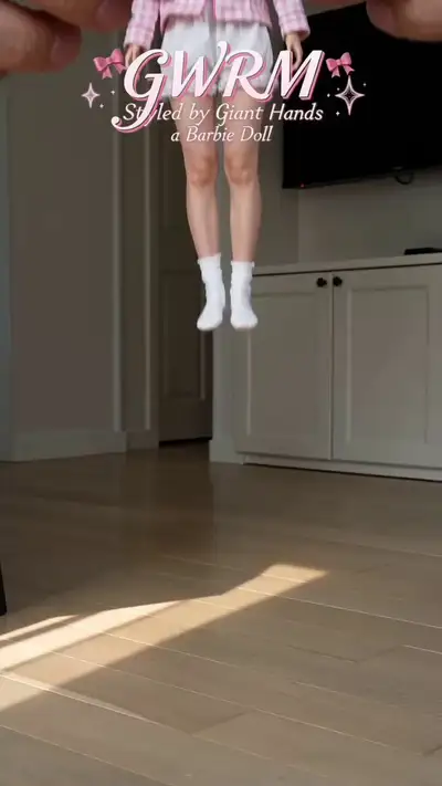 Prompt de Vídeo de Estilo de Boneca Barbie com Mãos Gigantes