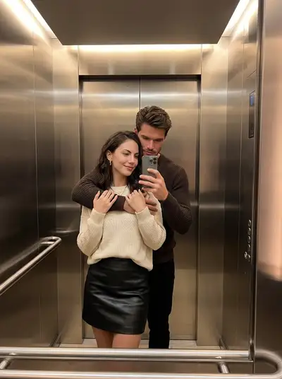 Selfie de pareja en el espejo del ascensor
