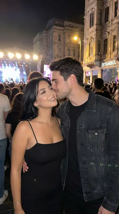 Photoreal Candid Concert Romance Prompt