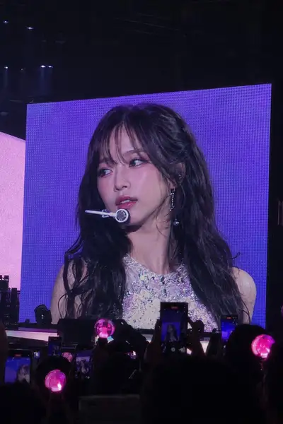 Prompt de photo sur écran géant lors d'un concert de K-pop