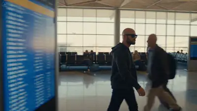 Vídeo cinematográfico de derramamento de café com congelamento do tempo no aeroporto