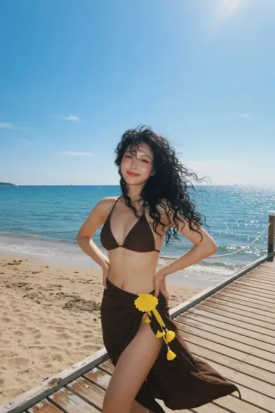木质海滨步道上的沙滩假日肖像