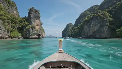 Video POV en bote cruzando la entrada de una bahía tropical de piedra caliza