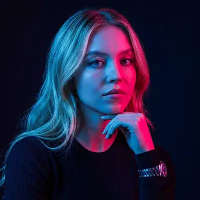 Retrato femenino de estudio con iluminación neón dividida en azul y rosa