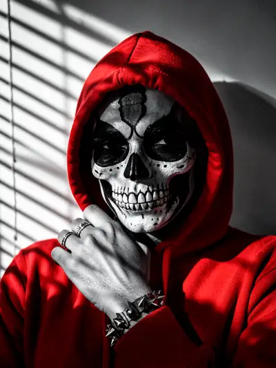 Portrait noir de visage de crâne avec sweat à capuche rouge en style de couleur sélective