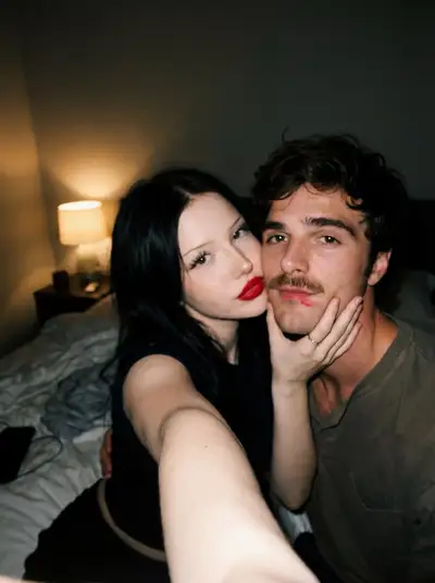 Selfie espontánea de pareja con flash directo