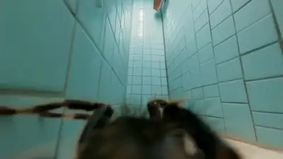 Prompt JSON de poursuite dans une salle de bain vue par une araignée (Kling 2.6)
