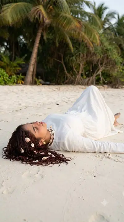 Retrato de praia tropical com cabelo de conchas