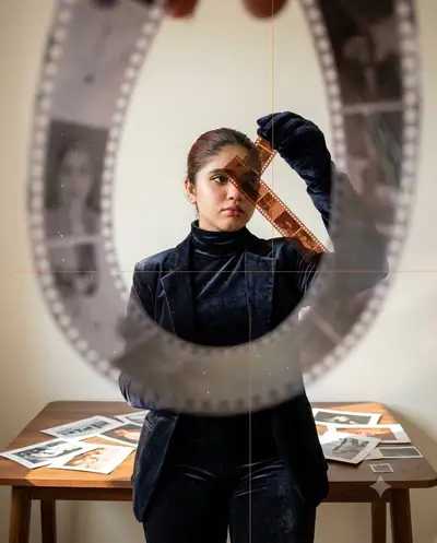 Hyperrealistisches konzeptionelles Foto einer Frau in einem Filmnegativ