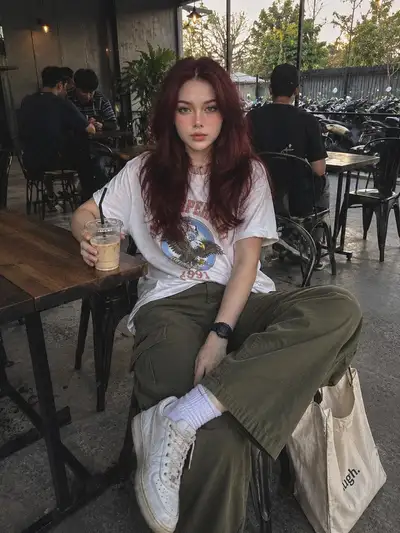 Portrait spontané dans un café préservant l'identité faciale de référence